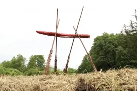 Boot in Rot (Wladimir Rudolf) - Standort: nördlich der Örtzebrücke B 71/Dethlingen