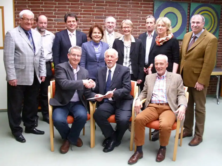 Mitglieder der Steuerungsgruppe bei der Übergabe der Geschäftsführung Mitglieder der Steuerungsgruppe bei der Übergabe der Geschäftsführung