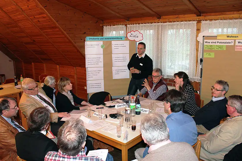 Gruppenarbeit zum Thema Ortskerne und Innenentwicklung Gruppenarbeit zum Thema Ortskerne und Innenentwicklung