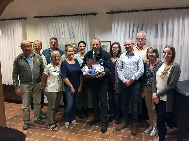 Mitglieder der Projektgruppe Tourismus verabschieden ihren Sprecher Uwe Wrieden (Mitte) Mitglieder der Projektgruppe Tourismus verabschieden ihren Sprecher Uwe Wrieden (Mitte)