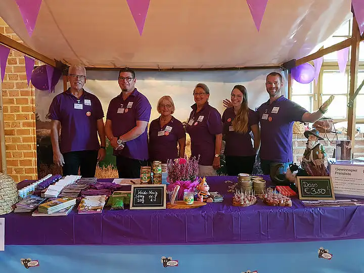 Das Team des Kulturraums Oberes Örtzetal am lila Stand auf der Berliner Reisemesse Das Team des Kulturraums Oberes Örtzetal am lila Stand auf der Berliner Reisemesse