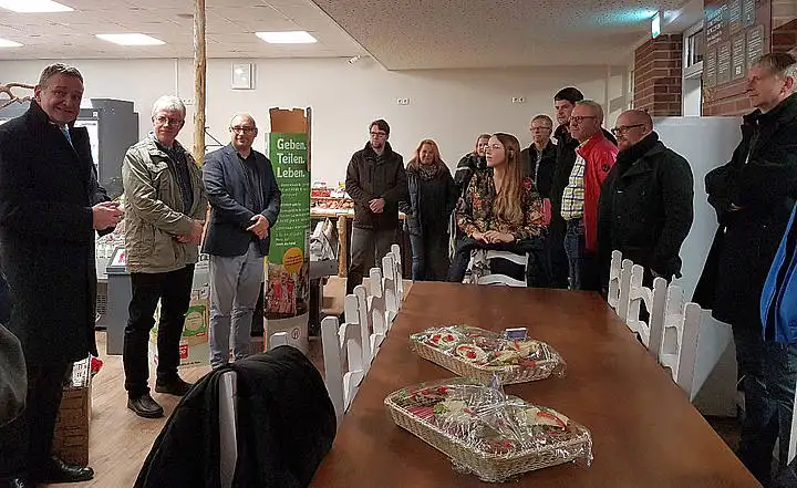 Mitglieder der LAG bei der Besichtigung des LEADER-geförderten Dorfladens „Tante Hanna“ Mitglieder der LAG bei der Besichtigung des LEADER-geförderten Dorfladens „Tante Hanna“